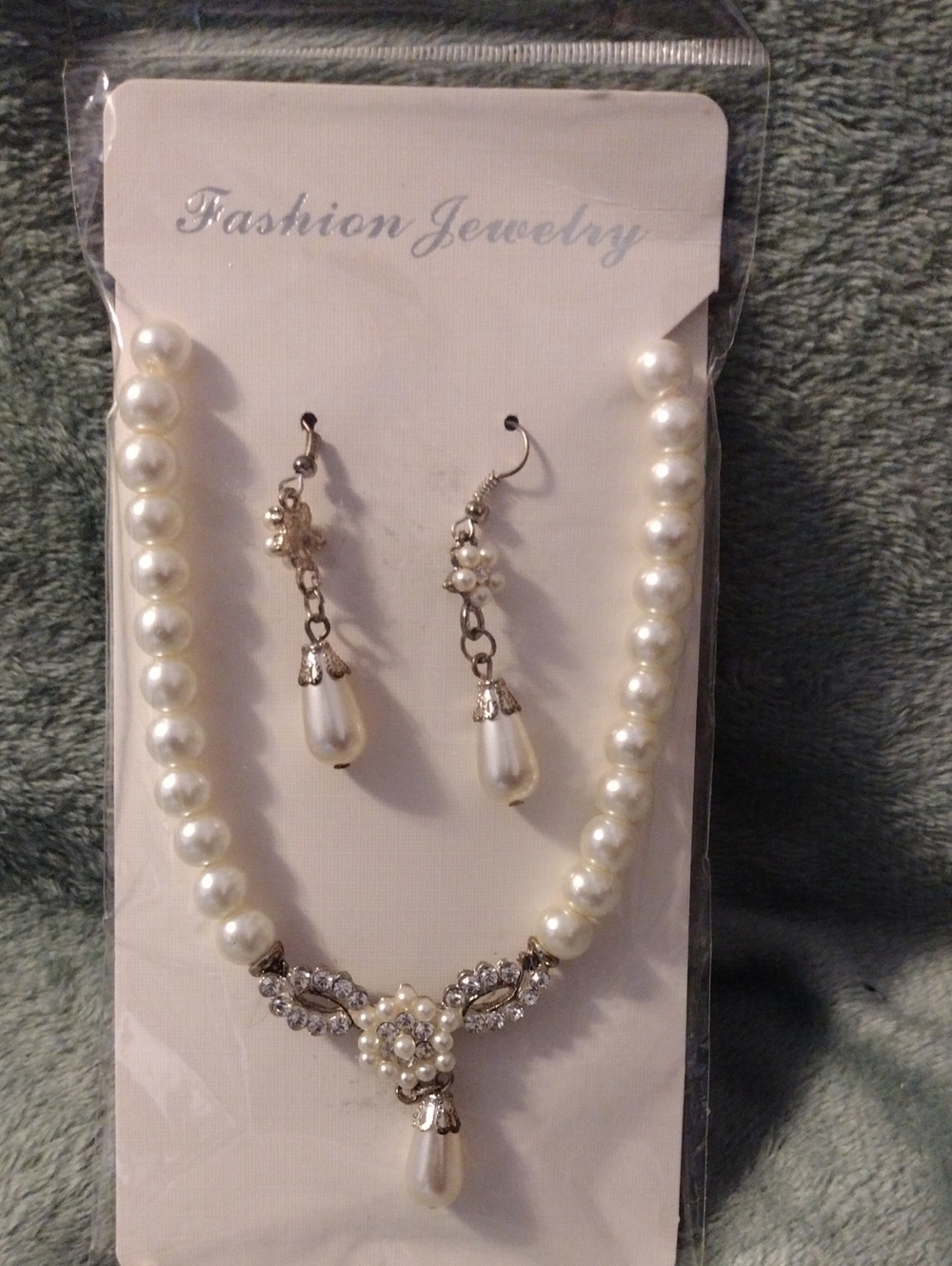 Fashion Jewelry White Pearl Necklace with Rhinestone Pendant and Drop Earrings